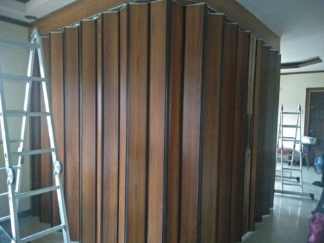 Wooden Accordion Door Image 1